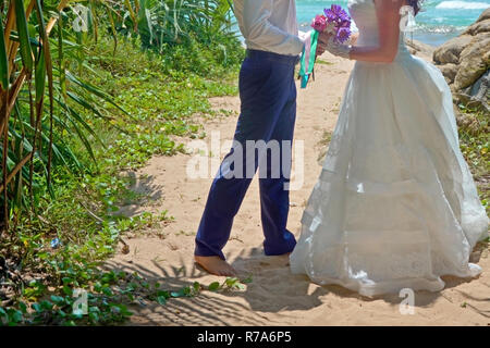 Cérémonie de mariage sur la plage de palmiers tropicaux, mariage et lune de miel. Belle mariée et le marié dans les tropiques de l'île de Sri Lanka Banque D'Images