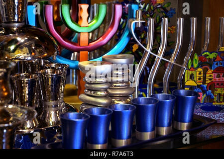 Festive et colorée de la menorah en argent porte-bougies sur un marché de Jérusalem, Israël. Banque D'Images