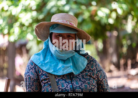 Don Daeng, Laos - 27 Avril 2018 : Senior woman posing dans une région rurale isolée du Laos Banque D'Images