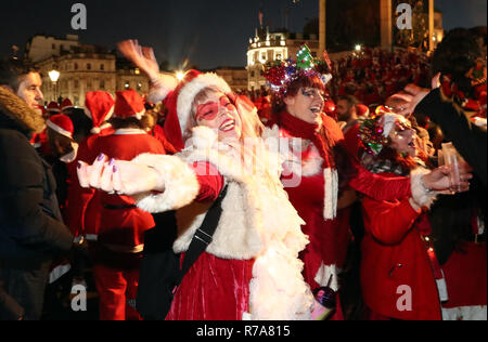 Les gens de Santa costumes à Trafalgar Square, Londres, comme ils prennent part à Londres 2018 Santacon. Banque D'Images