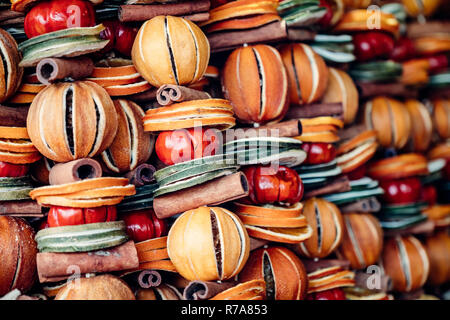 Fruits secs colorés guirlandes couronnes ( ) à la vente à un marché de Noël. Banque D'Images