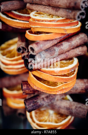 Fruits secs colorés guirlandes couronnes ( ) à la vente à un marché de Noël. Banque D'Images