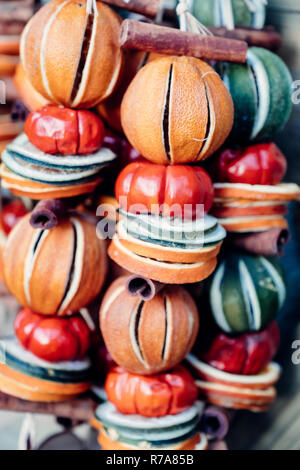 Fruits secs colorés guirlandes couronnes ( ) à la vente à un marché de Noël. Banque D'Images