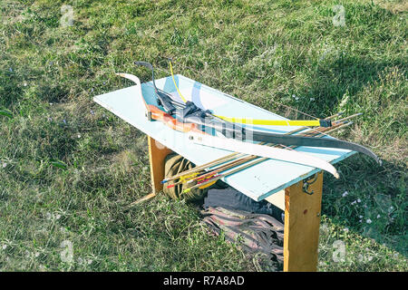 Tir à l'arc et flèches sur la table Banque D'Images