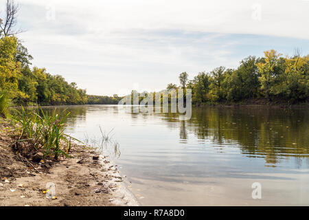 La rivière ou le lac au début de l'automne dans la forêt Banque D'Images