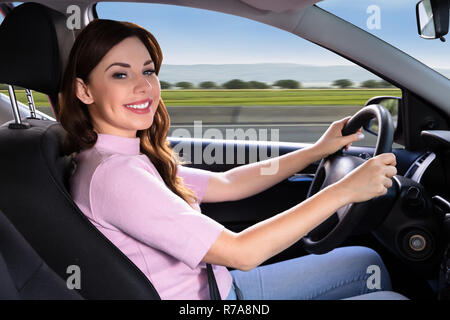 Vue latérale d'une jeune femme voyageant en voiture Banque D'Images