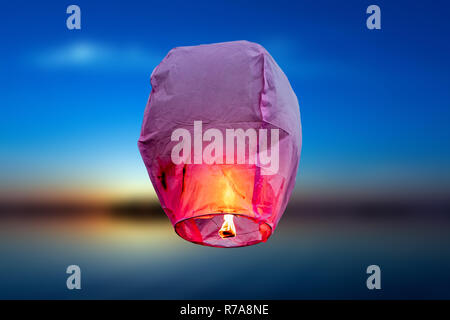 Balloon fire flying lanternes, ballons à air Lantern vole très haut dans le ciel. Banque D'Images