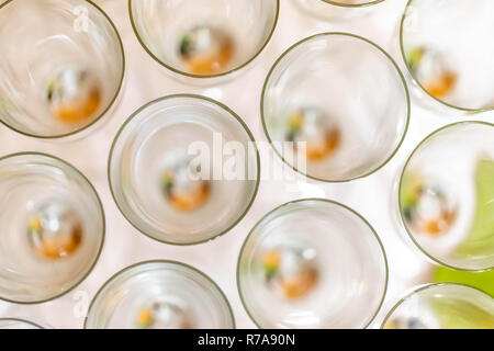 Abstract art alcool : Vue de dessus de verres de vin dans les rangées, prêt pour une dégustation Banque D'Images