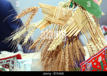 Arbre de Noël traditionnel diduh didukh faite avec les derniers épis de blé, avoine, orge, seigle, lin décorée de fleurs sèches . Des épis de blé, de seigle, de m Banque D'Images