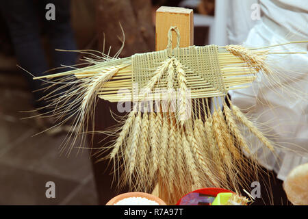 Arbre de Noël traditionnel diduh didukh faite avec les derniers épis de blé, avoine, orge, seigle, lin décorée de fleurs sèches . Des épis de blé, de seigle, de m Banque D'Images