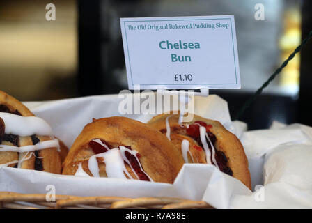 Chelsea Buns dans la fenêtre d'une boulangerie Banque D'Images