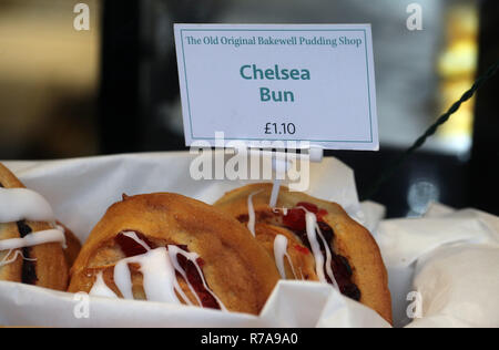 Chelsea Buns dans la fenêtre d'une boulangerie Banque D'Images