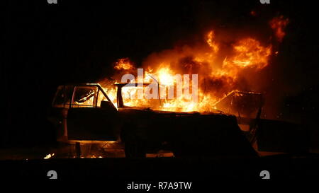 Location de voiture en feu, explosion sur nuit Banque D'Images