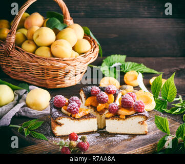 Morceaux de Tarte au fromage cottage avec des fraises et d'abricots Banque D'Images