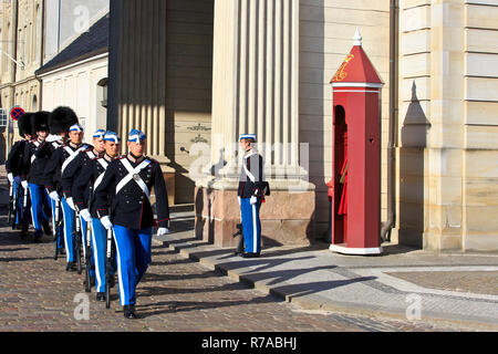 Le changement de la garde par les gardes à la vie royale monarchie danoise au Palais d'Amalienborg à Copenhague, Danemark Banque D'Images