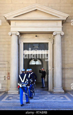 La vie à la Garde royale de la monarchie danoise de retourner à leurs quartiers au palais d'Amalienborg après le changement de la Garde côtière canadienne à Copenhague, Danemark Banque D'Images