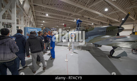 RAF Museum, Londres, Royaume-Uni. 8 Décembre, 2018. Pour célébrer les 100 ans depuis la formation de la RAF, RAF Museum London offrent aux visiteurs la dernière possibilité d'examiner plus à l'intérieur de 14 postes de pilotage et les véhicules de la collection du Musée de la RAF, y compris d'un Hawker Hurricane, Hawker Typhoon (photo), Libérateur, Stuka et Bristol Beaufort. Credit : Malcolm Park/Alamy Live News. Banque D'Images