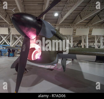 RAF Museum, Londres, Royaume-Uni. 8 Décembre, 2018. Pour célébrer les 100 ans depuis la formation de la RAF, RAF Museum London offrent aux visiteurs la dernière possibilité d'examiner plus à l'intérieur de 14 postes de pilotage et les véhicules de la collection du Musée de la RAF, y compris d'un Hawker Hurricane, Hawker Typhoon, Libérateur, Stuka et Bristol Beaufort. Credit : Malcolm Park/Alamy Live News. Banque D'Images