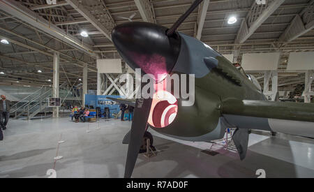 RAF Museum, Londres, Royaume-Uni. 8 Décembre, 2018. Pour célébrer les 100 ans depuis la formation de la RAF, RAF Museum London offrent aux visiteurs la dernière possibilité d'examiner plus à l'intérieur de 14 postes de pilotage et les véhicules de la collection du Musée de la RAF, y compris d'un Hawker Hurricane, Hawker Typhoon (photo), Libérateur, Stuka et Bristol Beaufort. Credit : Malcolm Park/Alamy Live News. Banque D'Images