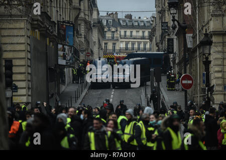 Paris, France. 8 décembre 2018. La police barricade rue durant un jaune (gilets jaunes) protestation contre le coût de la vie et l'augmentation des prix du pétrole/Cruciatti Crédit : Piero Alamy Live News Banque D'Images