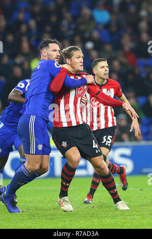 Southampton, UK. 8 décembre 2018. Sean Morrison, de la ville de Cardiff et Jannik Vestergaard de Southampton au cours de la Premier League match entre la ville de Cardiff et de Southampton au Cardiff City Stadium, Cardiff, Pays de Galles, le 8 décembre 2018. Photo par Dave Peters. Usage éditorial uniquement, licence requise pour un usage commercial. Aucune utilisation de pari, de jeux ou d'un seul club/ligue/dvd publications. Credit : UK Sports Photos Ltd/Alamy Live News Banque D'Images