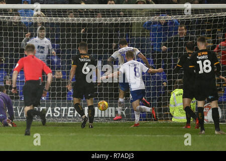 Birkenhead, Wirral, UK. 8 décembre 2018. James Norwood de Tranmere Rovers touche le ballon accueil à marquer ses équipes 1ère objectif. L'EFL Skybet ligue de football match Tranmere Rovers, deux v Cambridge Utd à Prenton Park, Birkenhead, Wirral le samedi 8 décembre 2018. Cette image ne peut être utilisé qu'à des fins rédactionnelles. Usage éditorial uniquement, licence requise pour un usage commercial. Aucune utilisation de pari, de jeux ou d'un seul club/ligue/dvd publications. Crédit : Andrew Orchard la photographie de sport/Alamy Live News Banque D'Images