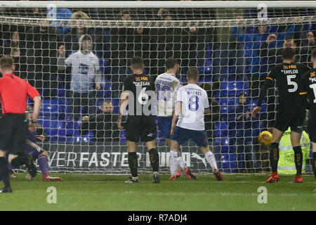 Birkenhead, Wirral, UK. 8 décembre 2018. James Norwood de Tranmere Rovers (10) touche le ballon accueil à marquer ses équipes 1ère objectif. L'EFL Skybet ligue de football match Tranmere Rovers, deux v Cambridge Utd à Prenton Park, Birkenhead, Wirral le samedi 8 décembre 2018. Cette image ne peut être utilisé qu'à des fins rédactionnelles. Usage éditorial uniquement, licence requise pour un usage commercial. Aucune utilisation de pari, de jeux ou d'un seul club/ligue/dvd publications. Crédit : Andrew Orchard la photographie de sport/Alamy Live News Banque D'Images