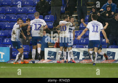 Birkenhead, Wirral, UK. 8 décembre 2018. James Norwood de Tranmere Rovers (10) célèbre avec ses coéquipiers après avoir marqué son 1er but équipes. L'EFL Skybet ligue de football match Tranmere Rovers, deux v Cambridge Utd à Prenton Park, Birkenhead, Wirral le samedi 8 décembre 2018. Cette image ne peut être utilisé qu'à des fins rédactionnelles. Usage éditorial uniquement, licence requise pour un usage commercial. Aucune utilisation de pari, de jeux ou d'un seul club/ligue/dvd publications. Crédit : Andrew Orchard la photographie de sport/Alamy Live News Banque D'Images