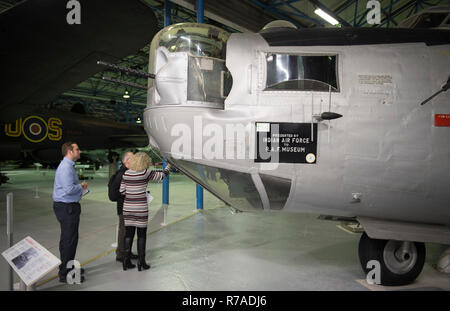 RAF Museum, Londres, Royaume-Uni. 8 Décembre, 2018. Pour célébrer les 100 ans depuis la formation de la RAF, RAF Museum London offrent aux visiteurs la dernière possibilité d'examiner plus à l'intérieur de 14 postes de pilotage et les véhicules de la collection du Musée de la RAF, y compris d'un Hawker Hurricane, Hawker Typhoon, Libérateur (photo), Bristol et Stuka Beaufort. Credit : Malcolm Park/Alamy Live News. Banque D'Images