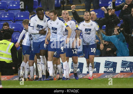 Birkenhead, Wirral, UK. 8 décembre 2018. James Norwood de Tranmere Rovers (10) célèbre avec ses coéquipiers après avoir marqué son 1er but équipes. L'EFL Skybet ligue de football match Tranmere Rovers, deux v Cambridge Utd à Prenton Park, Birkenhead, Wirral le samedi 8 décembre 2018. Cette image ne peut être utilisé qu'à des fins rédactionnelles. Usage éditorial uniquement, licence requise pour un usage commercial. Aucune utilisation de pari, de jeux ou d'un seul club/ligue/dvd publications. Crédit : Andrew Orchard la photographie de sport/Alamy Live News Banque D'Images