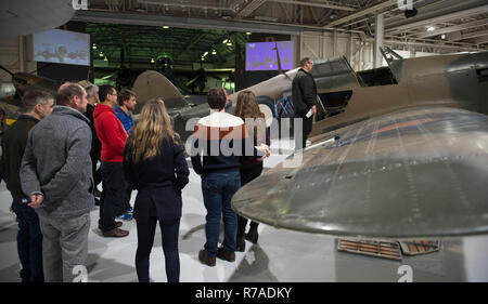 RAF Museum, Londres, Royaume-Uni. 8 Décembre, 2018. Pour célébrer les 100 ans depuis la formation de la RAF, RAF Museum London offrent aux visiteurs la dernière possibilité d'examiner plus à l'intérieur de 14 postes de pilotage et les véhicules de la collection du Musée de la RAF, y compris d'un Hawker Hurricane (photo), Hawker Typhoon, Libérateur, Stuka et Bristol Beaufort. Credit : Malcolm Park/Alamy Live News. Banque D'Images