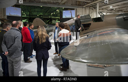 RAF Museum, Londres, Royaume-Uni. 8 Décembre, 2018. Pour célébrer les 100 ans depuis la formation de la RAF, RAF Museum London offrent aux visiteurs la dernière possibilité d'examiner plus à l'intérieur de 14 postes de pilotage et les véhicules de la collection du Musée de la RAF, y compris d'un Hawker Hurricane (photo), Hawker Typhoon, Libérateur, Stuka et Bristol Beaufort. Credit : Malcolm Park/Alamy Live News. Banque D'Images