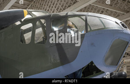 RAF Museum, Londres, Royaume-Uni. 8 Décembre, 2018. Pour célébrer les 100 ans depuis la formation de la RAF, RAF Museum London offrent aux visiteurs la dernière possibilité d'examiner plus à l'intérieur de 14 postes de pilotage et les véhicules de la collection du Musée de la RAF, y compris d'un Hawker Hurricane, Hawker Typhoon, Libérateur, Stuka et Bristol Beaufort (photo). Credit : Malcolm Park/Alamy Live News. Banque D'Images