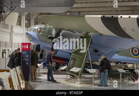 RAF Museum, Londres, Royaume-Uni. 8 Décembre, 2018. Pour célébrer les 100 ans depuis la formation de la RAF, RAF Museum London offrent aux visiteurs la dernière possibilité d'examiner plus à l'intérieur de 14 postes de pilotage et les véhicules de la collection du Musée de la RAF, y compris d'un Hawker Hurricane, Hawker Typhoon, Libérateur, Stuka et Bristol Beaufort (photo). Credit : Malcolm Park/Alamy Live News. Banque D'Images