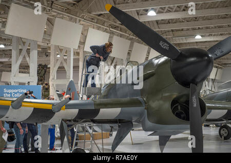 RAF Museum, Londres, Royaume-Uni. 8 Décembre, 2018. Pour célébrer les 100 ans depuis la formation de la RAF, RAF Museum London offrent aux visiteurs la dernière possibilité d'examiner plus à l'intérieur de 14 postes de pilotage et les véhicules de la collection du Musée de la RAF, y compris d'un Hawker Hurricane, Hawker Typhoon (photo), Libérateur, Stuka et Bristol Beaufort. Credit : Malcolm Park/Alamy Live News. Banque D'Images