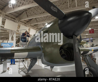 RAF Museum, Londres, Royaume-Uni. 8 Décembre, 2018. Pour célébrer les 100 ans depuis la formation de la RAF, RAF Museum London offrent aux visiteurs la dernière possibilité d'examiner plus à l'intérieur de 14 postes de pilotage et les véhicules de la collection du Musée de la RAF, y compris d'un Hawker Hurricane, Hawker Typhoon (photo), Libérateur, Stuka et Bristol Beaufort. Credit : Malcolm Park/Alamy Live News. Banque D'Images