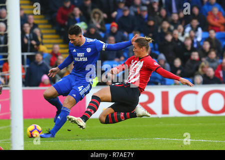 Southampton, UK. 8 décembre 2018. Jannik Vestergaard de Southampton s'attaque à Sean Morrison, de la ville de Cardiff au cours de la Premier League match entre la ville de Cardiff et de Southampton au Cardiff City Stadium, Cardiff, Pays de Galles, le 8 décembre 2018. Photo par Dave Peters. Usage éditorial uniquement, licence requise pour un usage commercial. Aucune utilisation de pari, de jeux ou d'un seul club/ligue/dvd publications. Credit : UK Sports Photos Ltd/Alamy Live News Banque D'Images