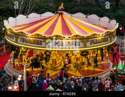 Edinburgh, Ecosse, Royaume-Uni, 8 novembre 2018. Les fêtes de Noël : un samedi dans la capitale du centre-ville d'Édimbourg lieux célébration de Noël. Les jardins de Princes Street est remplie de personnes. Les enfants sur le vieux Carrousel Vénitien merry go round Banque D'Images