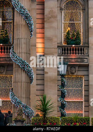 Edinburgh, Ecosse, Royaume-Uni, le 08 novembre 2018. Les fêtes de Noël : un samedi dans le centre-ville de la capitale. Les chambres joliment décorées de la façade du grand dôme sur George Street Banque D'Images