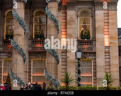 Edinburgh, Ecosse, Royaume-Uni, le 08 novembre 2018. Les fêtes de Noël : un samedi dans le centre-ville de la capitale. Les chambres joliment décorées de la façade du grand dôme sur George Street Banque D'Images