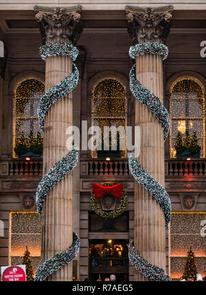 Edinburgh, Ecosse, Royaume-Uni, le 08 novembre 2018. Les fêtes de Noël : un samedi dans le centre-ville de la capitale. Les chambres joliment décorées de la façade du grand dôme sur George Street Banque D'Images