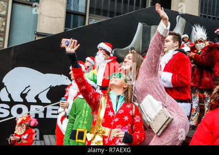 USA. Dec 8, 2018. Des centaines de personnes participent à SantaCon NY, un pub crawl annuel dans lequel les gens vêtus de costumes du Père Noël ou que d'autres personnages de Noël parade dans les rues de New York. Crédit : William Volcov/ZUMA/Alamy Fil Live News Banque D'Images