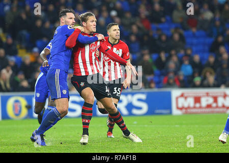 Sean Morrison, de la ville de Cardiff et Jannik Vestergaard de Southampton au cours de la Premier League match entre la ville de Cardiff et de Southampton au Cardiff City Stadium, Cardiff, Pays de Galles, le 8 décembre 2018. Photo par Dave Peters. Usage éditorial uniquement, licence requise pour un usage commercial. Aucune utilisation de pari, de jeux ou d'un seul club/ligue/dvd publications. Banque D'Images