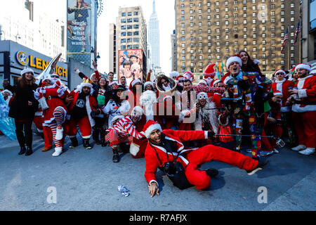 USA. Dec 8, 2018. Des centaines de personnes participent à SantaCon NY, un pub crawl annuel dans lequel les gens vêtus de costumes du Père Noël ou que d'autres personnages de Noël parade dans les rues de New York. Crédit : William Volcov/ZUMA/Alamy Fil Live News Banque D'Images