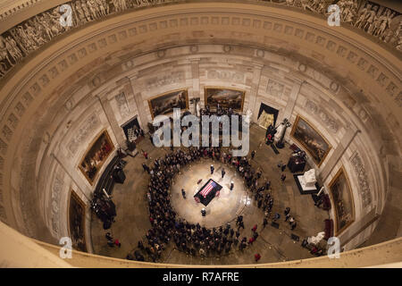 WASHINGTON, DC - SEMAINE DU 1 DÉCEMBRE 2018 : Le président Donald Trump - Un hommage à 41 - Le Président George H. Bush mort à 94 - Les membres du public de rendre hommage lundi soir, le 3 décembre 2018, à le cercueil de l'ancien président George H. W. Bush en chapelle ardente dans la rotonde de l'United States Capitol à Washington, D.C. Les gens : le président George H. W. Bush Banque D'Images