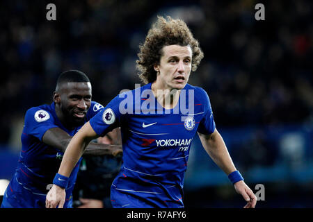 Londres, Royaume-Uni. 8 décembre 2018. David Luiz de Chelsea est poussé par son coéquipier Antonio RŸdiger au coup de sifflet final lors de la Premier League match entre Chelsea et Manchester City à Stamford Bridge, Londres, Angleterre le 8 décembre 2018. Photo par Carlton Myrie. Usage éditorial uniquement, licence requise pour un usage commercial. Aucune utilisation de pari, de jeux ou d'un seul club/ligue/dvd publications. Credit : UK Sports Photos Ltd/Alamy Live News Banque D'Images