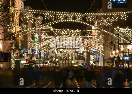 Kassel, Allemagne. Le 08 déc, 2018. Au cours d'une manifestation par la ville des marchands, des lumières de Noël dans la région de Kassel commerçante Königstraße sont éteints. Avec cette campagne, les marchands veulent protester contre les entreprises qui ne paient pas à Kassel pour l'éclairage de Noël dans le centre-ville. La photo a été prise peu avant l'arrêt. Credit : Uwe Zucchi/dpa/Alamy Live News Banque D'Images