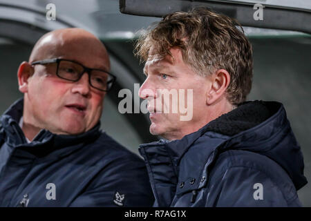 La Haye - ADO - De Graafschap , Football , Saison 2018/2019 Eredivisie , Voitures , STADE , Jeans 08-12-2018 , Alfons Groenendijk coach de ADO La Haye parler à Dirk Heesen entraîneur adjoint de Ado (l) Banque D'Images