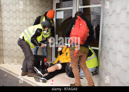 De graves affrontements a eu lieu sur la 8e décembre dans les rues de Toulouse, France, entre les unités de police anti-émeute et le gilet jaune (gilets jaunes). Largement utilisé les gaz lacrymogènes de la police. Ces violences s'est produite sur l'ensemble de la France. Ces violences sont dues à des taxes élevées, les bas salaires, la pauvreté, ont participé au programme services, etc... au cours des dernières décennies. Banque D'Images