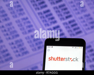 Kiev, Ukraine. 7 Décembre, 2018. Shutterstock Stock photography logo de l'entreprise vu affichée sur téléphone intelligent. Crédit : Igor Golovniov SOPA/Images/ZUMA/Alamy Fil Live News Banque D'Images